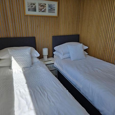 Beautiful Apartment With Private Pool Near Tenby Kilgetty Exterior photo