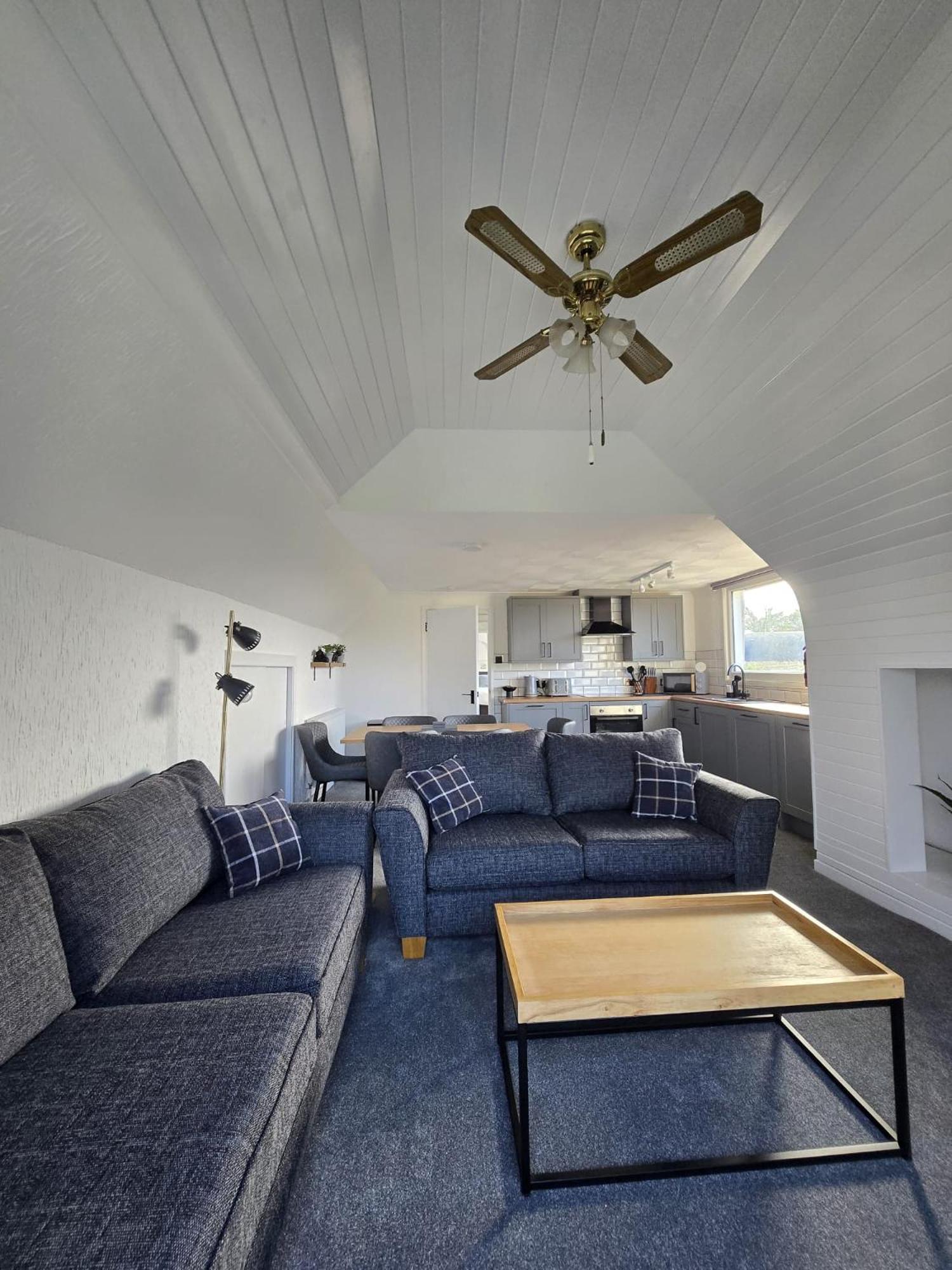 Beautiful Apartment With Private Pool Near Tenby Kilgetty Room photo